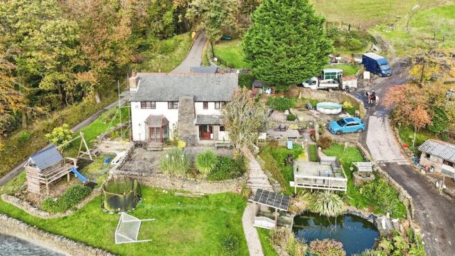5 bed property, in Gilfach Glyd Farm, £450,000