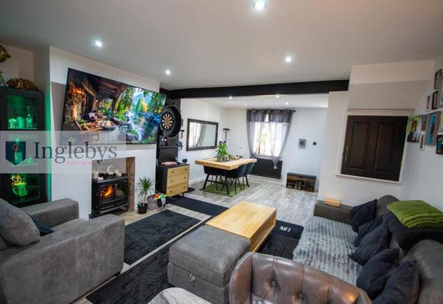 2 bed property, in Whitecliffe Terrace, £105,000