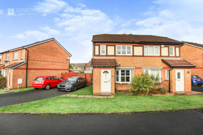 2 bed property, in Beaumont Chase, £195,000