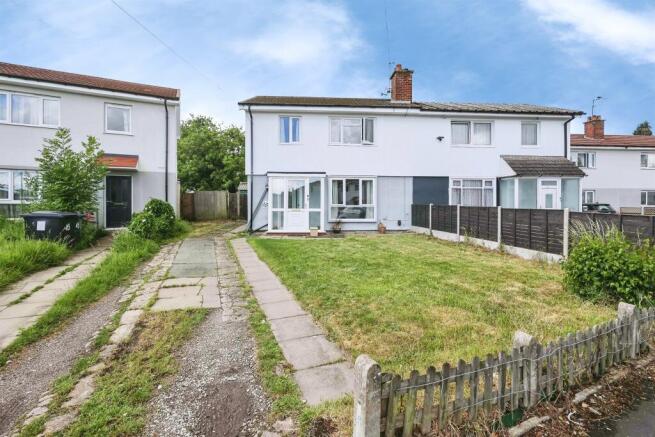 3 bed property, in Fallindale Road, £230,000