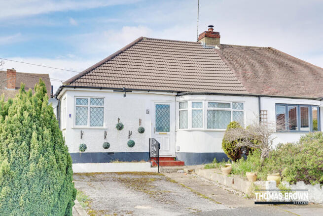 2 bed property, in Perry Hall Close, £431,000