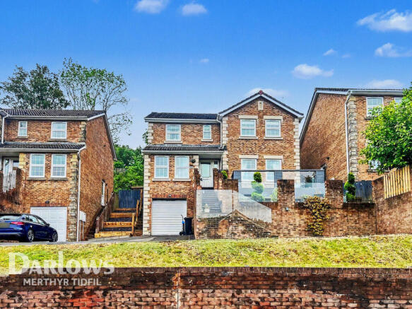 4 bed property, in Manor Court, £450,000