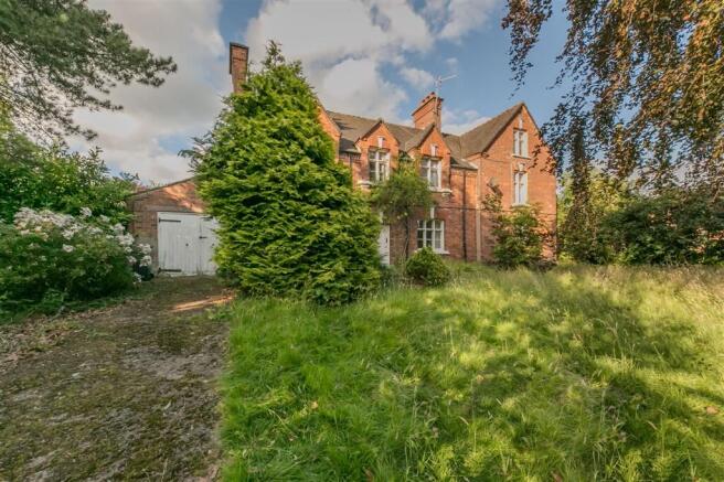 5 bed property, in Old Road, £375,000