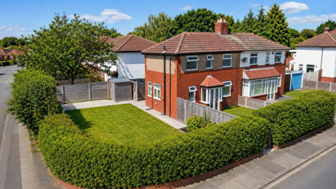 2 bed property, in Essex Road, £180,000