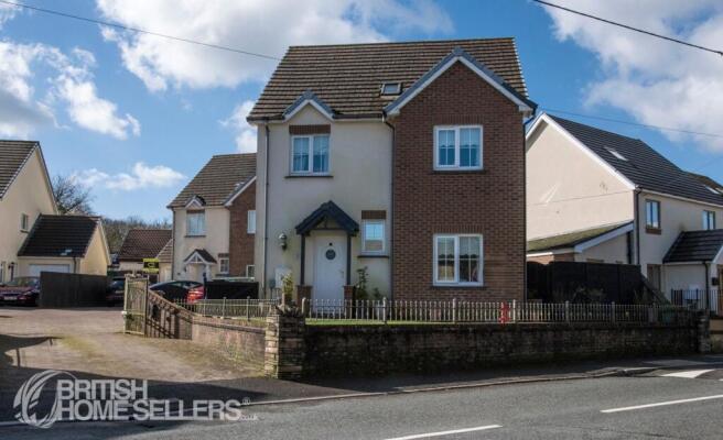 5 bed property, in Llys Y Foel, £300,000