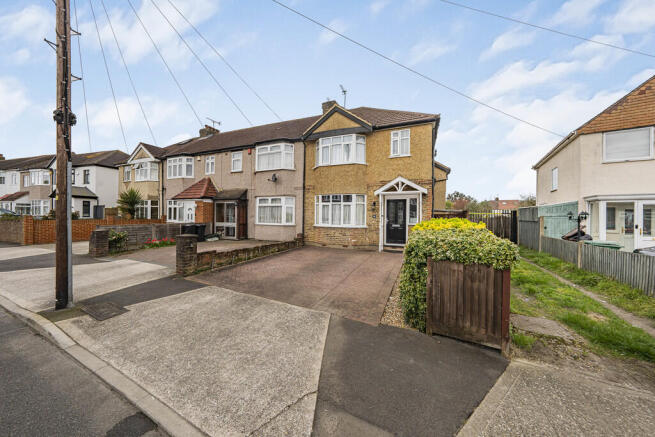 3 bed property, in Woodcroft Crescent, £579,950