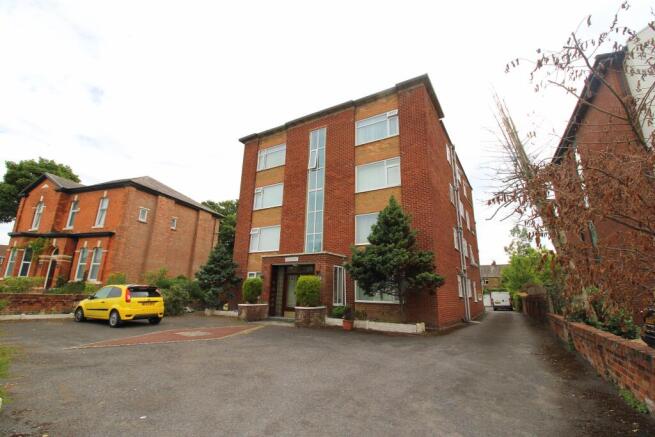 2 bed property, in Park Road, £125,000