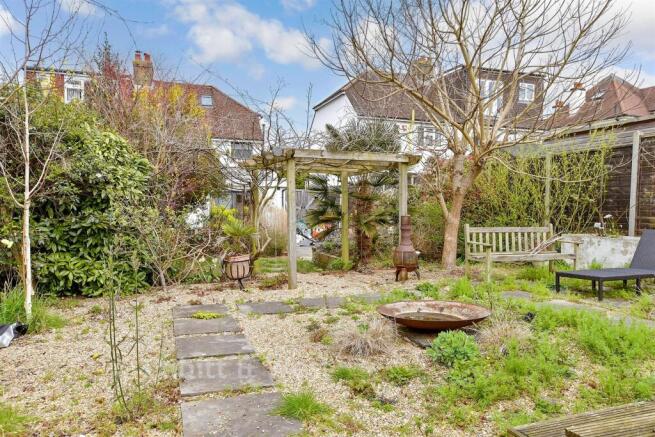 4 bed property, in Carden Avenue, £550,000