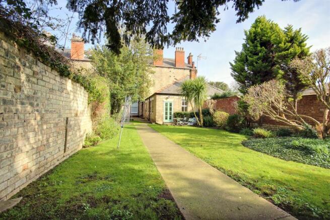 2 bed property, in New Walk, £179,950