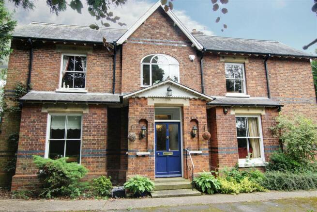 6 bed property, in Park Lane, £495,000