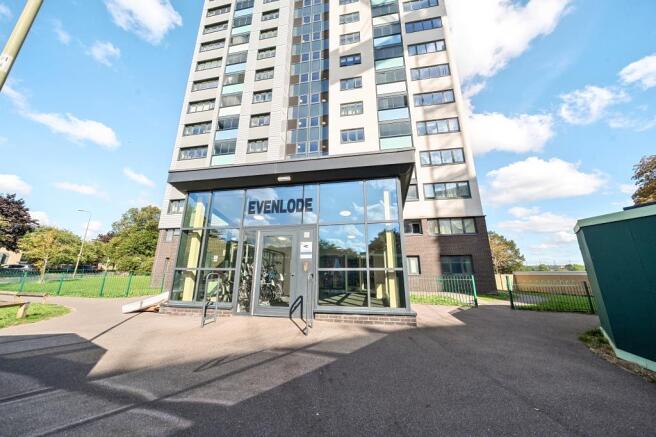 2 bed property, in Evenlode Tower, £155,000
