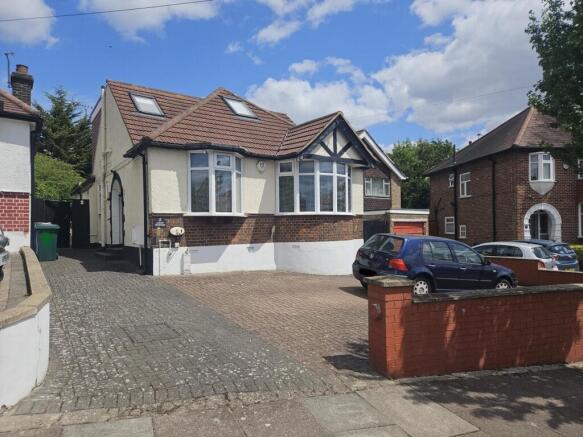 4 bed property, in Stoneyfields Gardens, £895,000