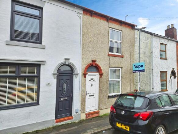 2 bed property, in Church Street, £100,000