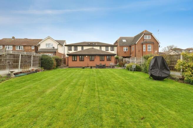 1 bed property, in Rainham Road, £115,000
