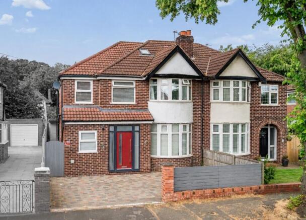 5 bed property, in Langdale Road, £725,000