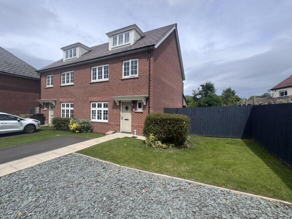 4 bed property, in A MUST VIEW - Garratt Close, £375,000