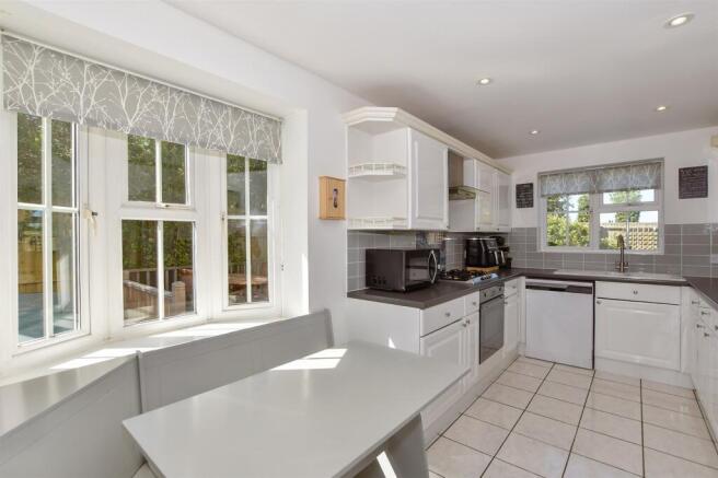 4 bed property, in Harling Close, £550,000