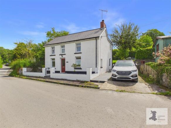 3 bed property, in Cribyn, £290,000