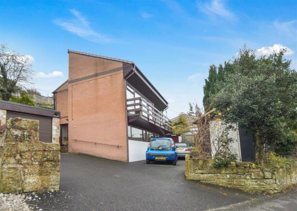 4 bed property, in Middle Road, £325,000
