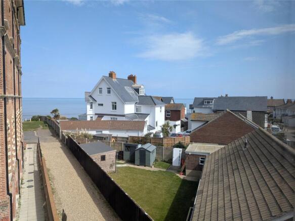 2 bed property, in The Driftway, £220,000