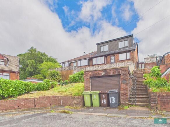 5 bed property, in New Royd Avenue, £250,000