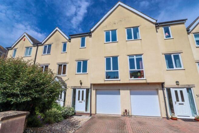 4 bed property, in Wellington Terrace, £765,000