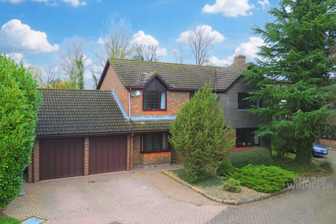 5 bed property, in Windermere Close, £825,000
