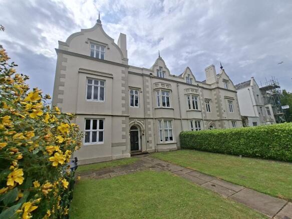 2 bed property, in Spencer Parade, £135,000