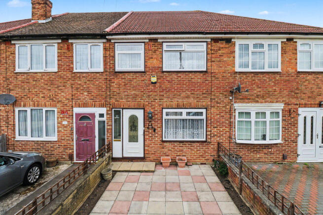 3 bed property, in Cleave Avenue, £495,000
