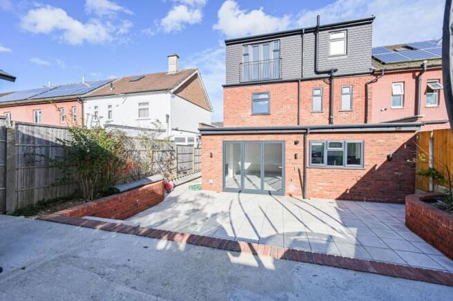 5 bed property, in Lukin Crescent, £475,000