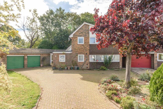 4 bed property, in Long Lodge Drive, £895,000