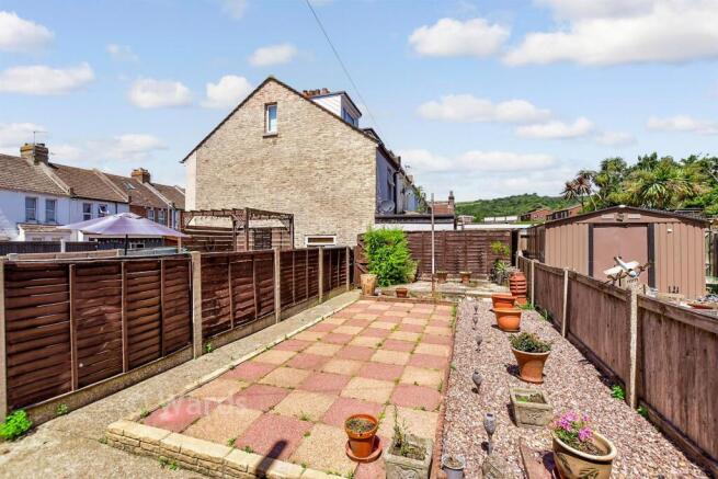 2 bed property, in Warren Road, £175,000