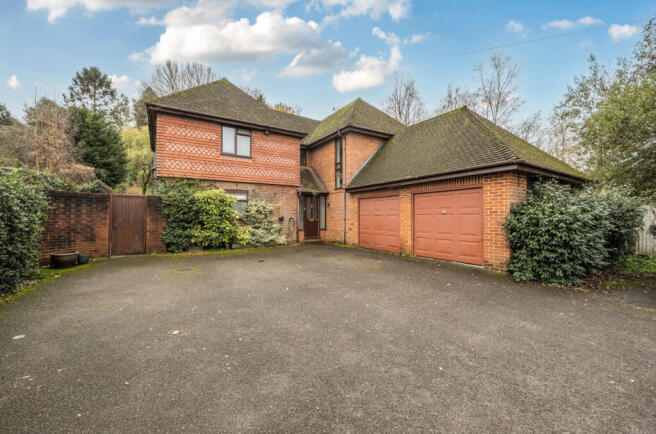 4 bed property, in The Green, £895,000
