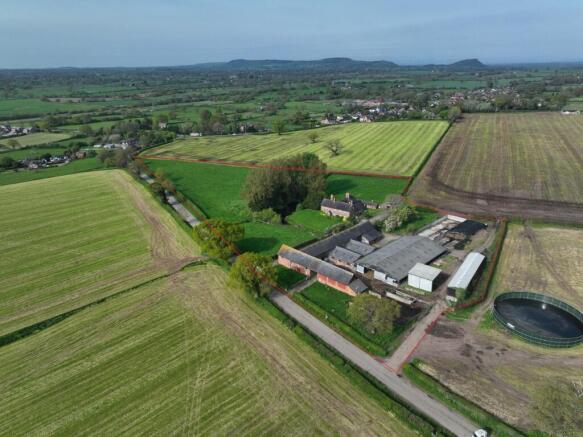 6 bed property, in Long Lane, £880,000
