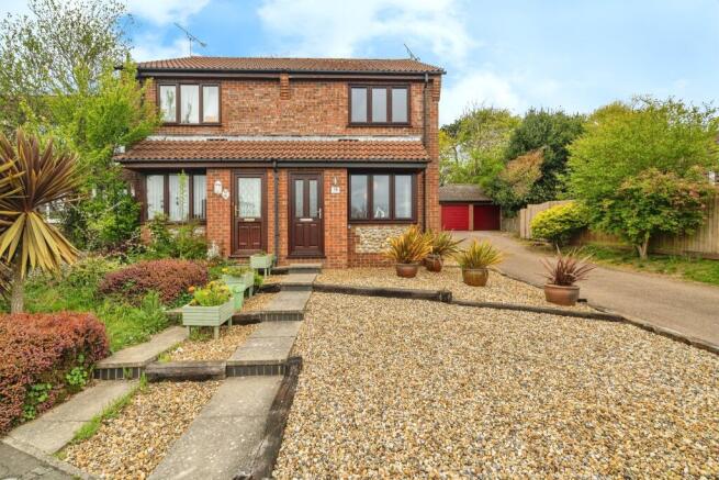 2 bed property, in Gorse Close, £200,000