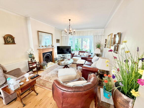 4 bed property, in Beverley Drive, £800,000