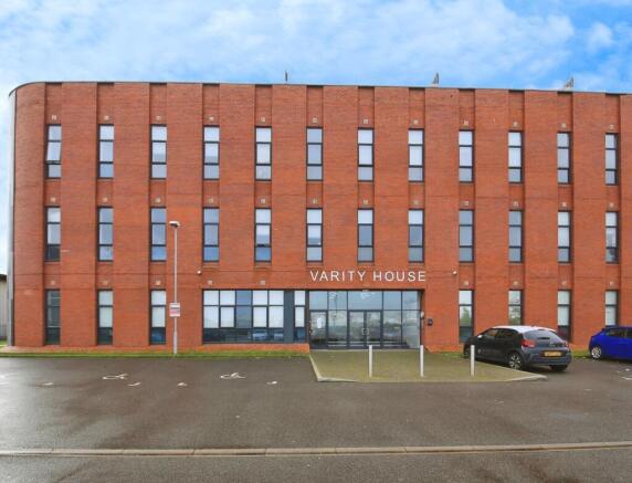 2 bed property, in Vicarage Farm Road, £90,000