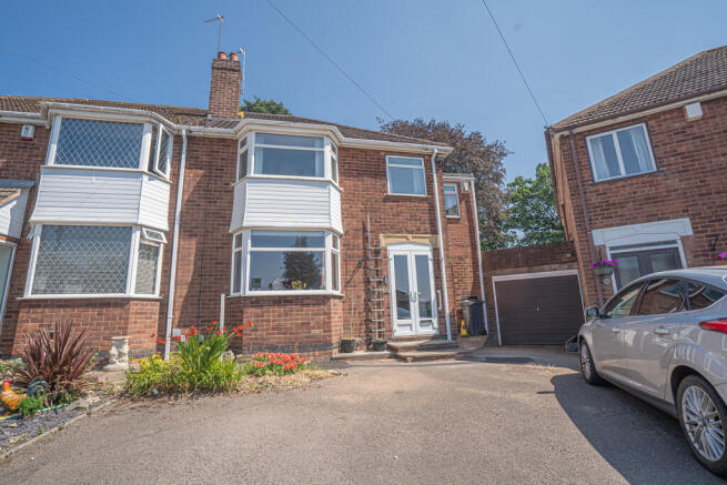 5 bed property, in Medcroft Avenue, £295,000