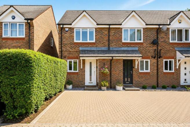 2 bed property, in Earl Close N11, £549,940