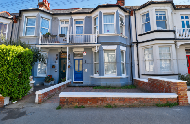 5 bed property, in Surrey Road, £500,000