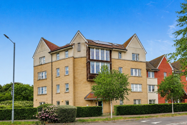 2 bed property, in Churchill Avenue, £200,000