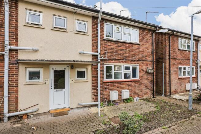 1 bed property, in High Street, £200,000
