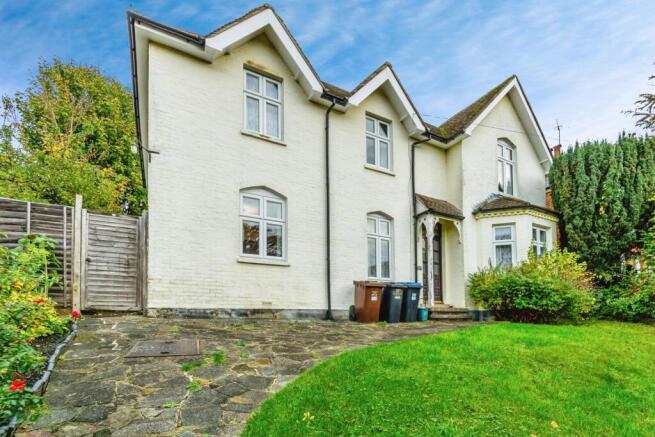 5 bed property, in Croydon Road, £825,000