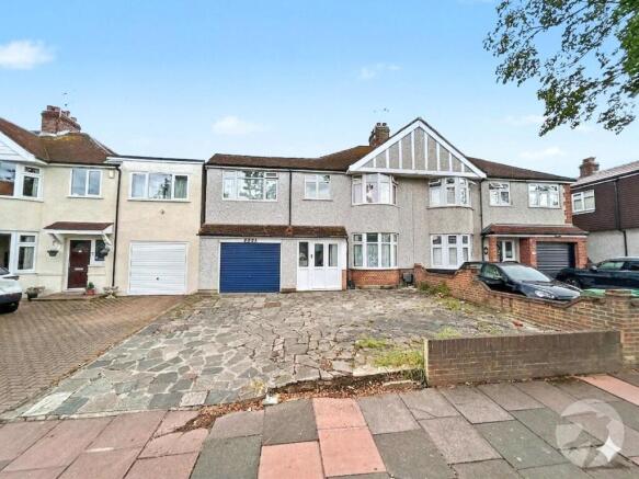 5 bed property, in Hurst Road, £650,000