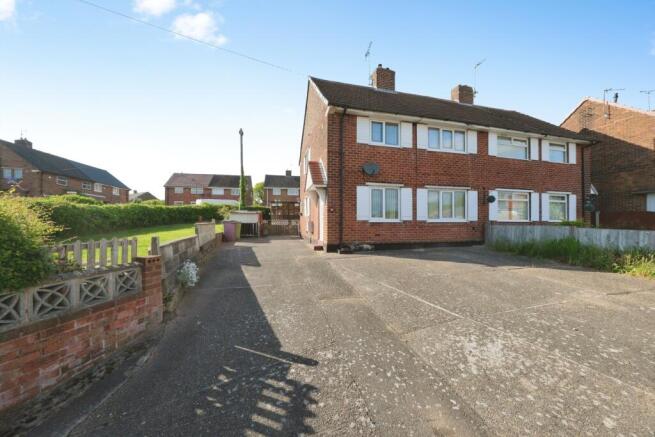 3 bed property, in Recreation Road, £160,000