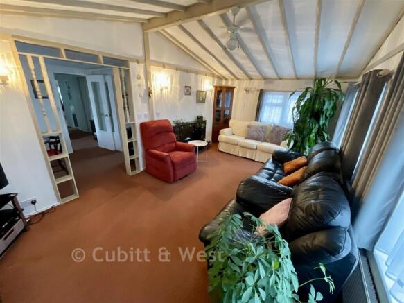 2 bed property, in Laburnum Court, £220,000