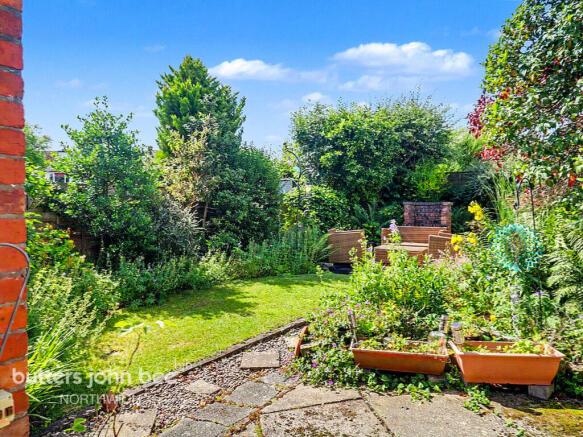 3 bed property, in Hartford Road, £325,000
