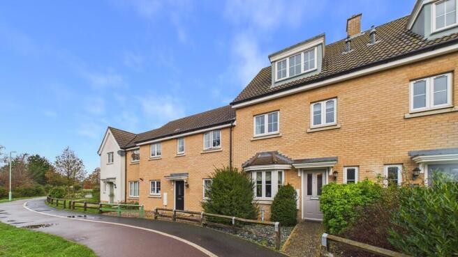 4 bed property, in Buttercup Walk, £260,000