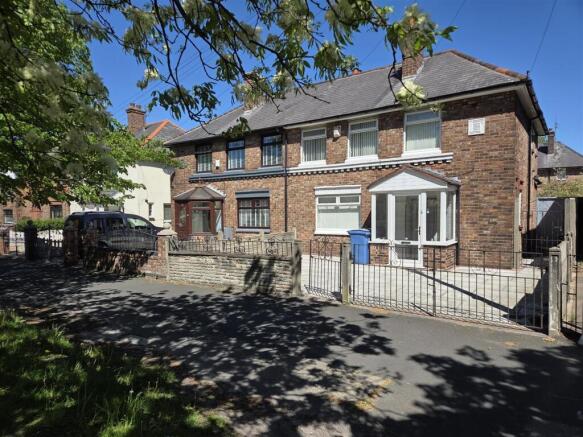 3 bed property, in Queens Drive, £190,000