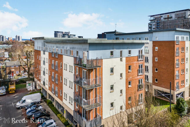 2 bed property, in Elmira Way, £175,000